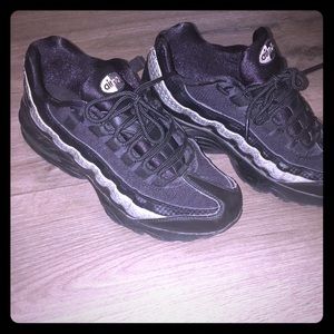 Size 5 Y nike air max 95 black/black/silver